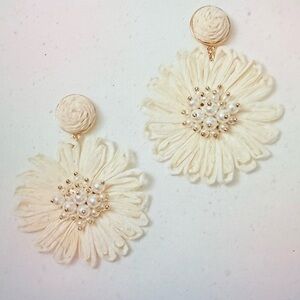 Lilly Pulitzer bursting blooms, coconut  Floral Earrings, NWTS on size